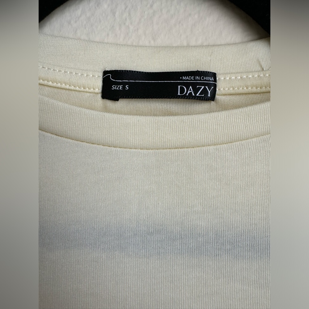 Dazy Peach Graphic Tee - Size Small - Picture 3 of 4